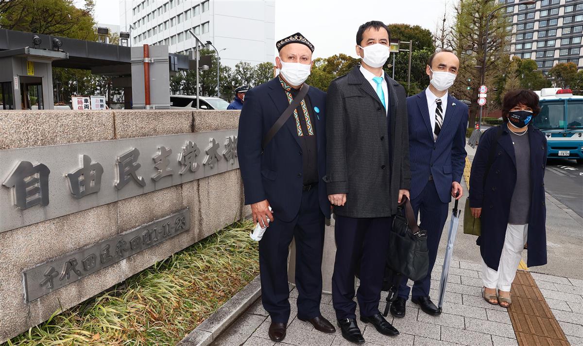 党会合出席のため自民党本部を訪れた日本ウイグル協会の幹部ら=3月25日午後、東京・永田町の自民党本部(春名中撮影)