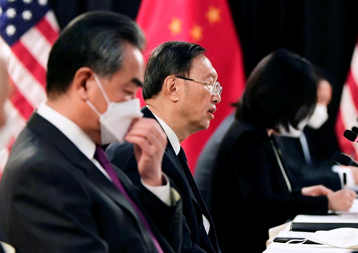 米アラスカ州アンカレジで会談する中国の楊潔●(=簾の广を厂に、兼を虎に)・共産党政治局委員(左から2人目) =3月18日(ロイター)