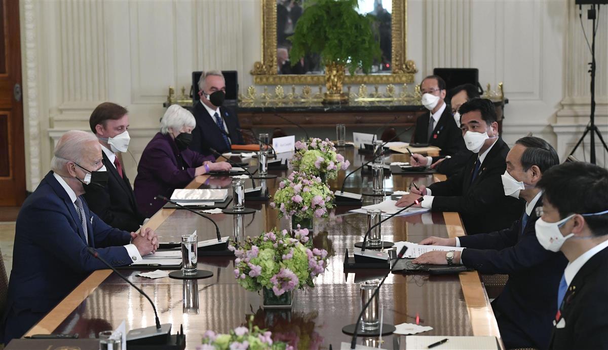 バイデン米大統領(左手前)との会談に臨む菅首相(右手前から2人目)=4月16日、ワシントンのホワイトハウス(共同)