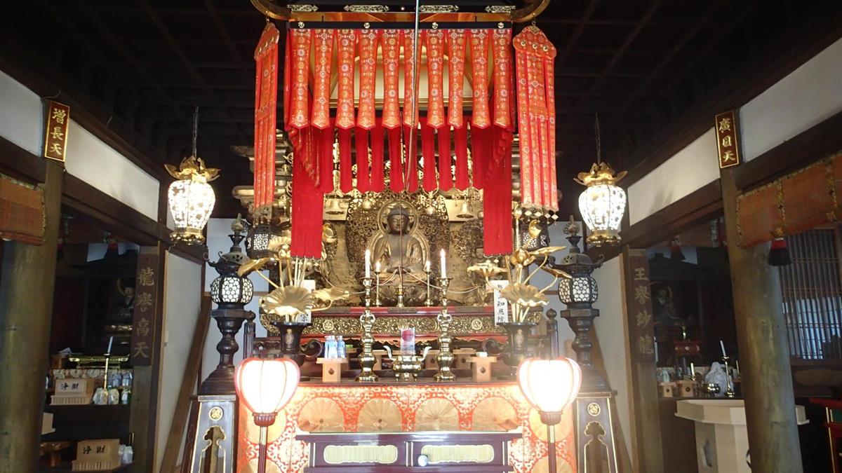 お供えがされる安養寺本堂の阿弥陀如来像=奈良県田原本町