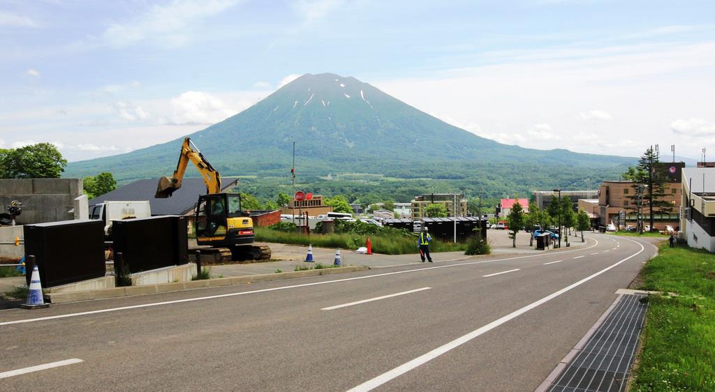 羊蹄山を望む北海道ニセコ地区の道道ニセコ高原比羅夫線通り。外国資本によるホテルやコンドミニアムの建設ラッシュに沸いている。4年連続で路線価の上昇率が全国1位となった=平成30年6月、北海道倶知安町