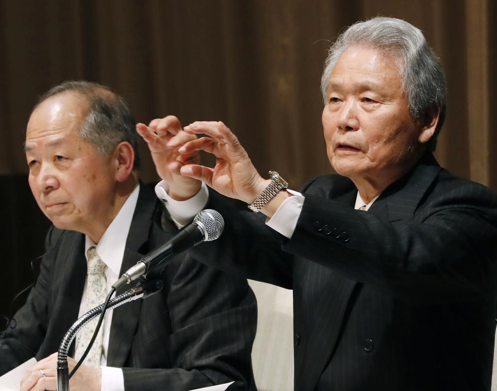 記者会見する榊原定征(右)、西岡清一郎共同委員長=3月27日、横浜市内のホテル