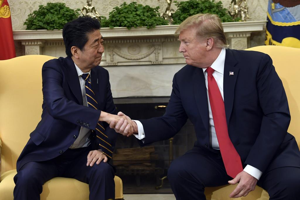 4月に米ワシントンで会談した安倍晋三首相(左)とトランプ米大統領。両首脳は貿易交渉の加速で一致した(AP)