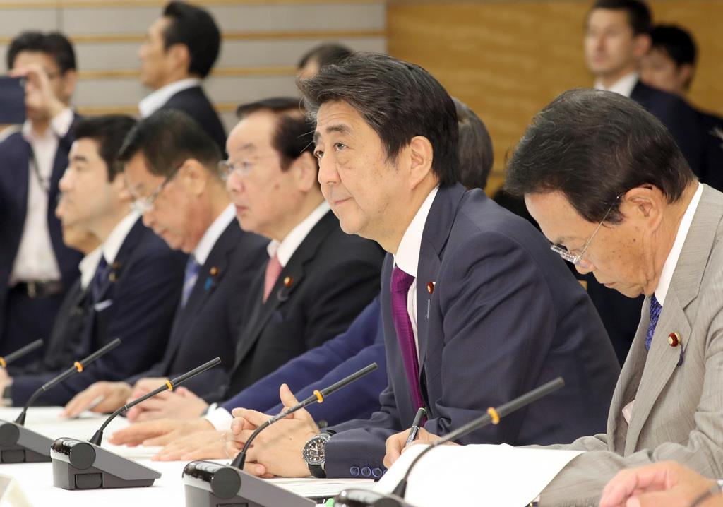 月例経済報告等に関する関係閣僚会議に臨む安倍晋三首相(手前から2人目)=24日午後、首相官邸(春名中撮影)