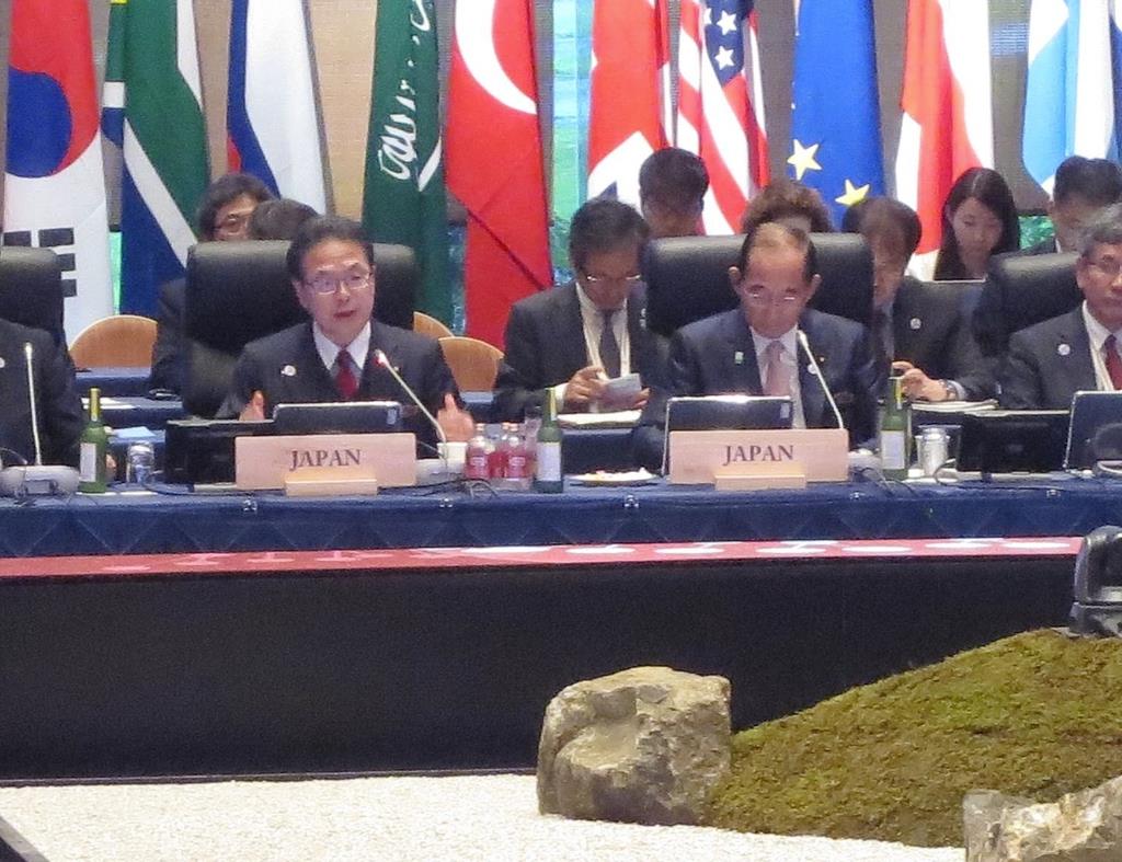 20カ国・地域(G20)エネルギー・地球環境分野の閣僚会議が開幕し、セッションの冒頭で発言する世耕弘成経済産業相(前列左)=15日午前、長野県軽井沢町