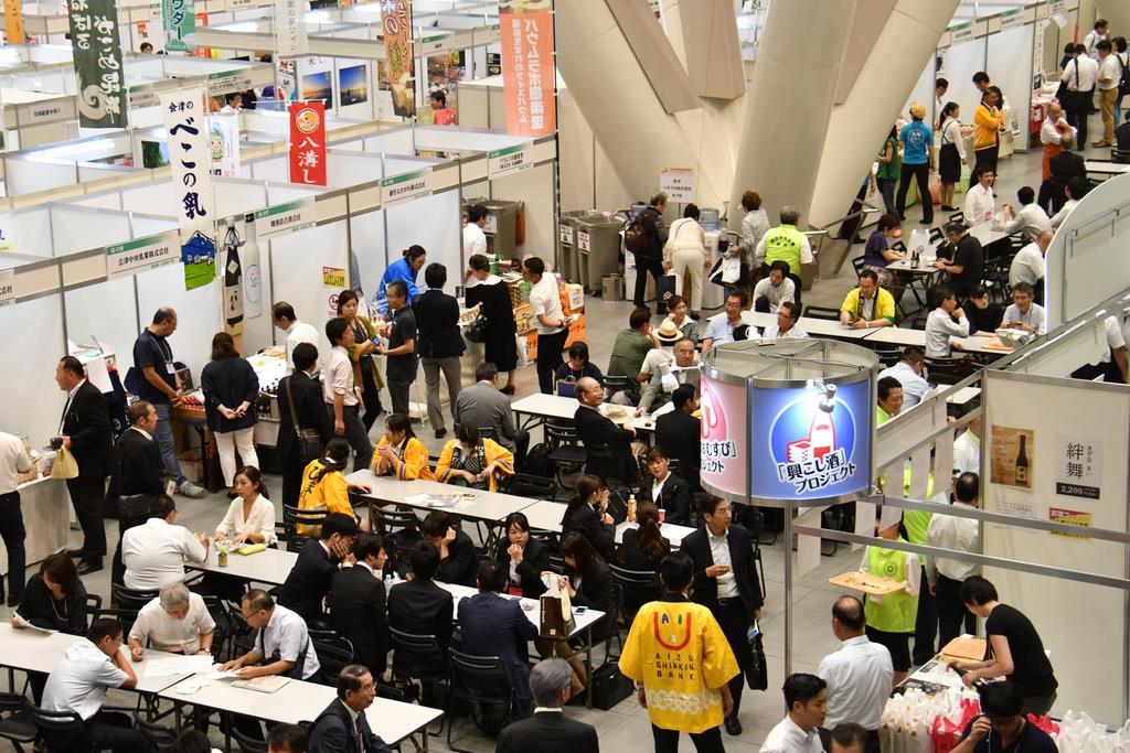 昨年開催された「よい仕事おこしフェア」。信金初の地方創生組織「よい仕事おこしネットワーク」のきっかけとなった=2018年9月、東京・丸の内の東京国際フォーラム