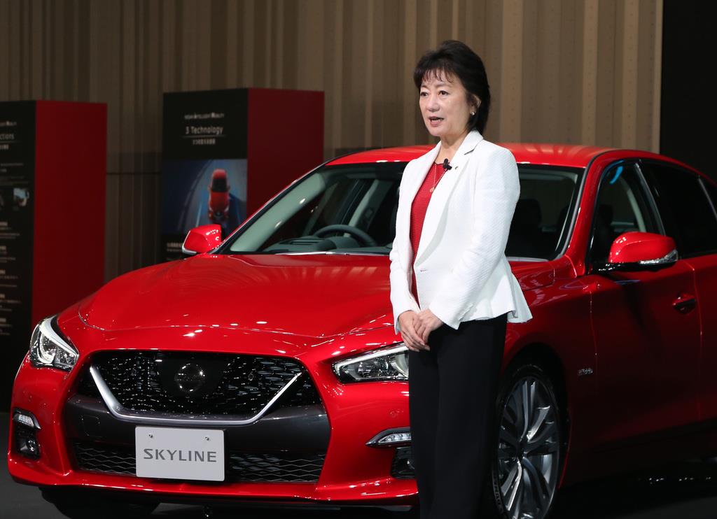 自動運転技術などを搭載した日産自動車の新型スカイライン。発表会で説明する、日産自動車の星野朝子副社長=16日、横浜市西区(荻窪佳撮影)