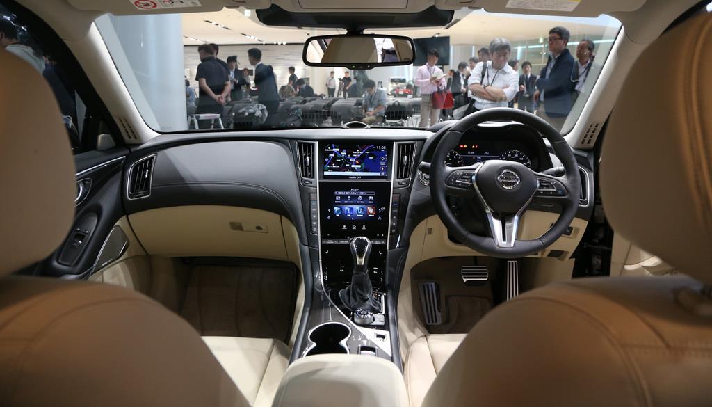 自動運転技術などを搭載した日産自動車の新型スカイライン=16日、横浜市西区(荻窪佳撮影)