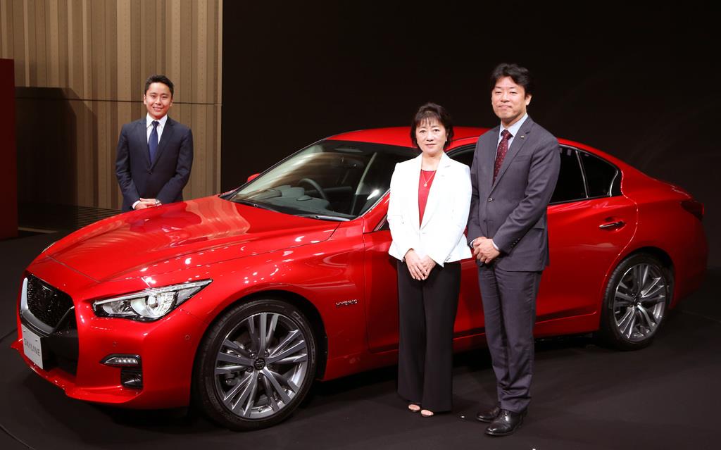 自動運転技術などの搭載した新型スカイライン。左から、太田雄貴さん、日産自動車の星野朝子副社長、中畔邦雄副社長=16日、横浜市西区(荻窪佳撮影)