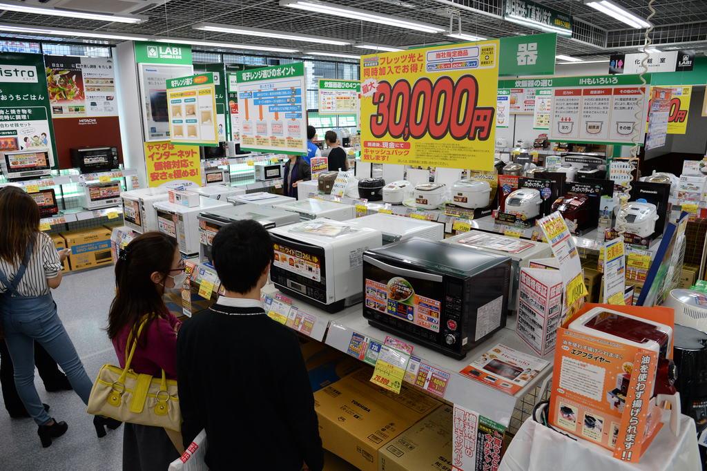 平成26年4月の消費税増税時には、直前の駆け込み需要を当て込んだ販促キャンペーンも行われた=東京都港区