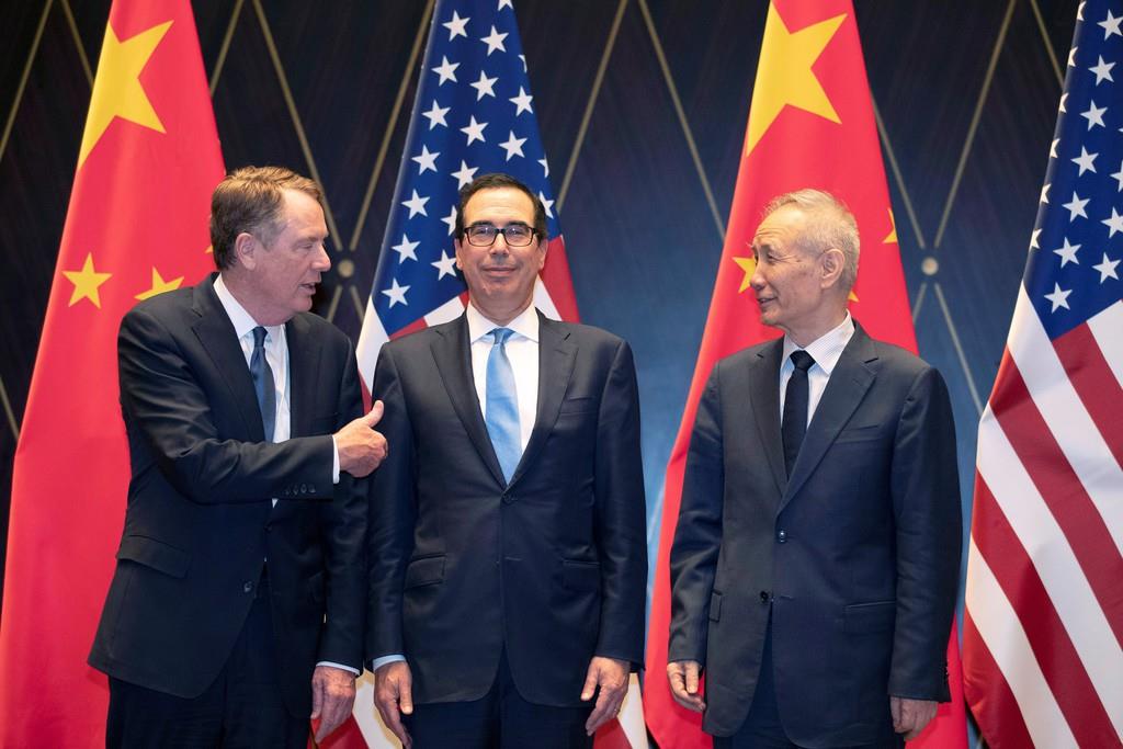 7月31日、中国・上海で中国の劉鶴副首相(右)との会談に臨むムニューシン米財務長官(中央)とライトハイザー米通商代表(左)。トランプ米政権が中国を「為替操作国」に指定し、米中対立は「通貨戦争」をにらむ展開も(ロイター)