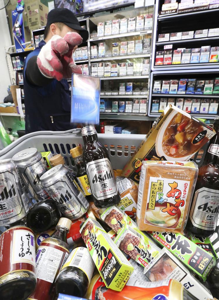 ソウルのスーパーで陳列棚から下ろされた日本メーカーのビールやたばこ、食品など=7月7日(聯合=共同)