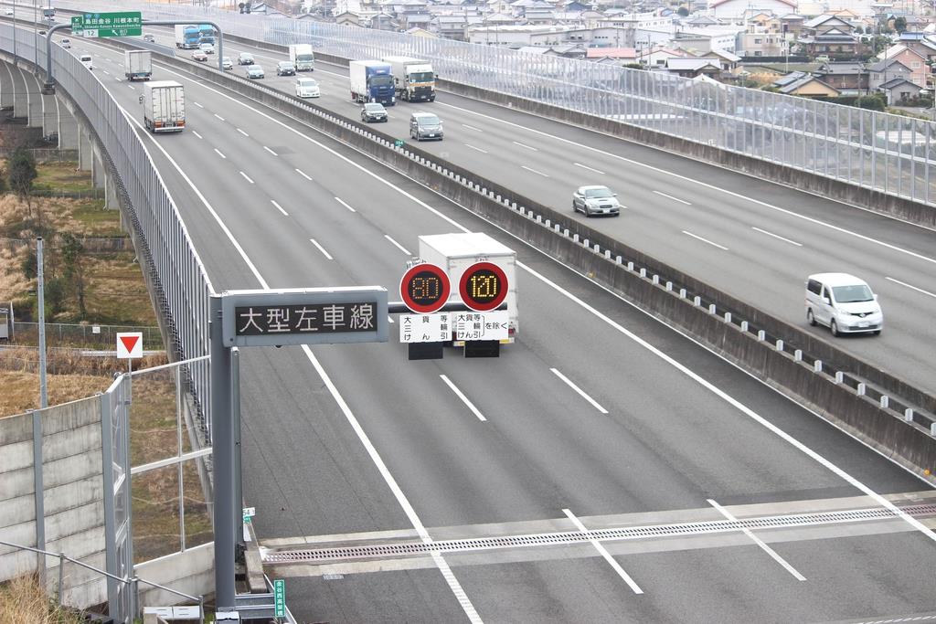 新東名高速道路の一部区間で実施されている最高速120キロ試行=静岡県島田市