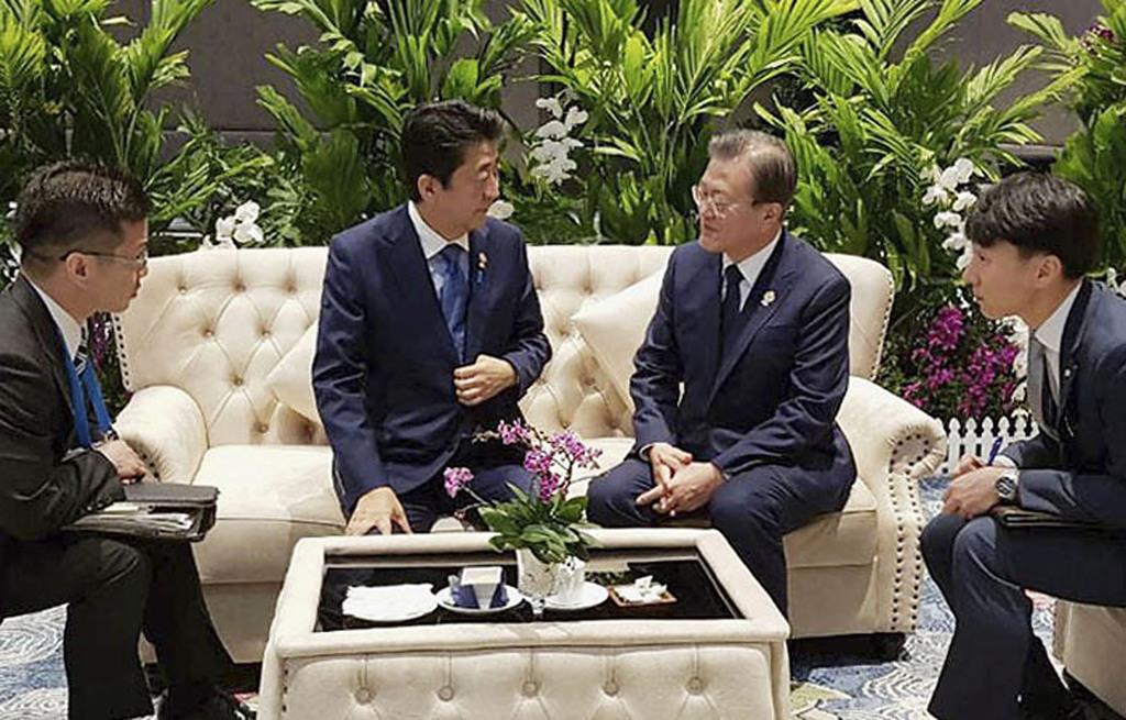 安倍首相（左）は文大統領との対話で「原理原則」を突き付けた（韓国大統領府提供・聯合＝ロイター）