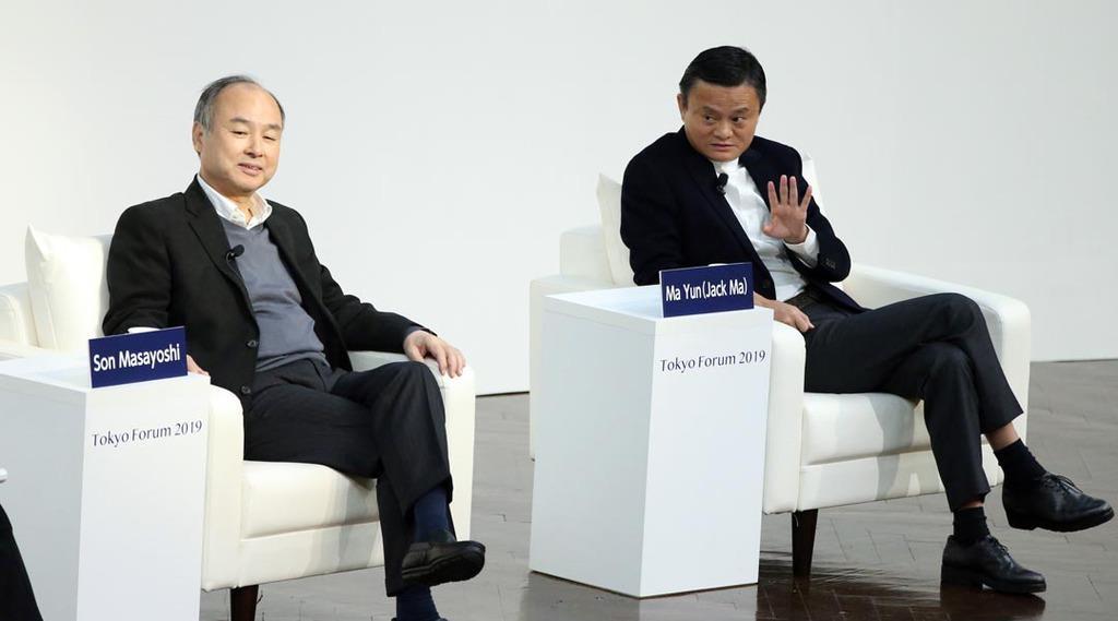 ソフトバンクの孫正義会長兼社長(左)とアリババ・グループ創業者のジャック・マー(馬雲)氏=6日、東京大学安田講堂(佐藤徳昭撮影)