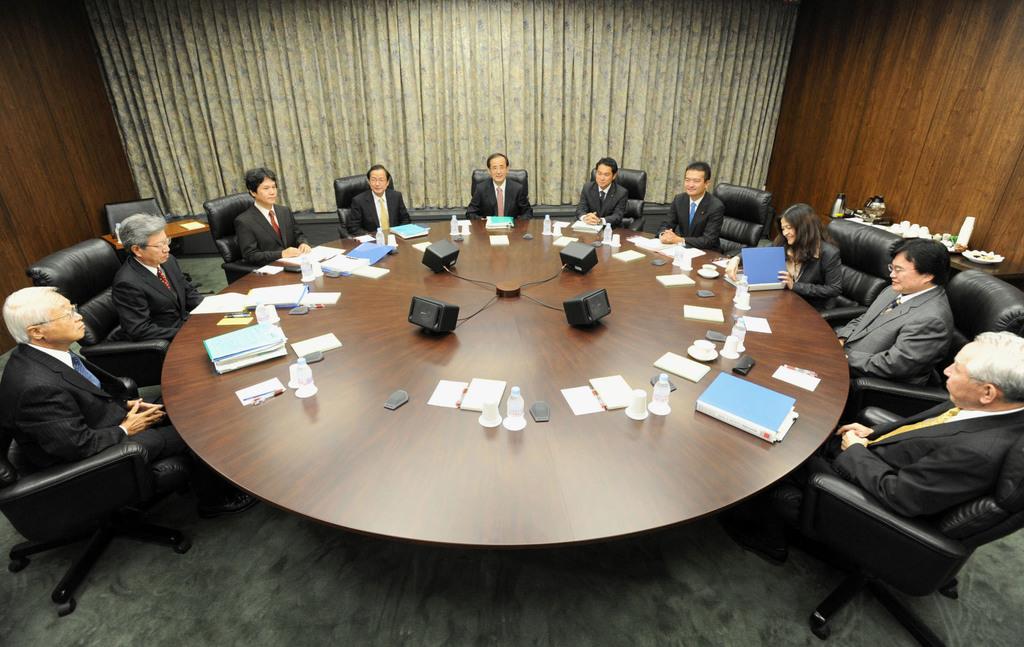2009年10月、金融政策決定会合に臨む白川総裁(中央)ら=日銀本店