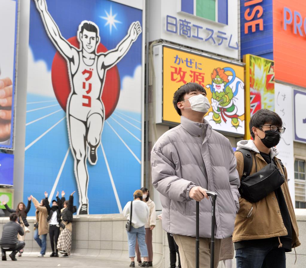 マスクをする観光客ら=7日午前、大阪市中央区(須谷友郁撮影)