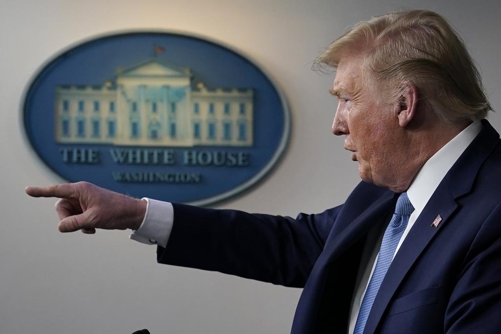 記者会見に臨むトランプ米大統領=16日、ホワイトハウス(AP)