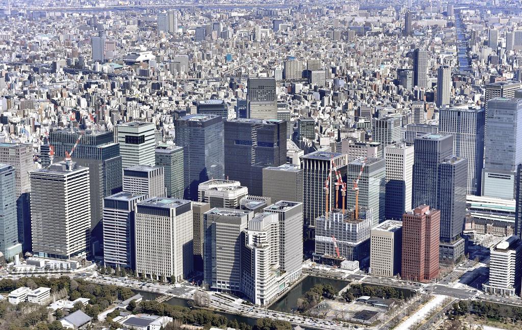 東京都千代田区・丸の内のオフィス街のビル群=本社チャーターヘリから(宮崎瑞穂撮影)