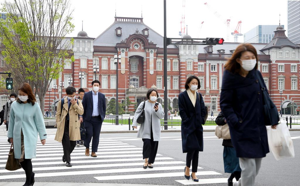 マスク姿で通勤する人々=東京駅(萩原悠久人撮影)
