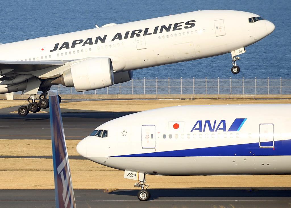 新型肺炎で減便などの影響を受ける日本航空と全日本空輸の機体=東京・羽田空港(萩原悠久人撮影)