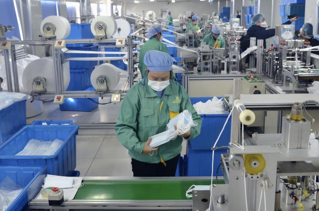 中国上海市郊外のマスク生産工場=1月(共同)