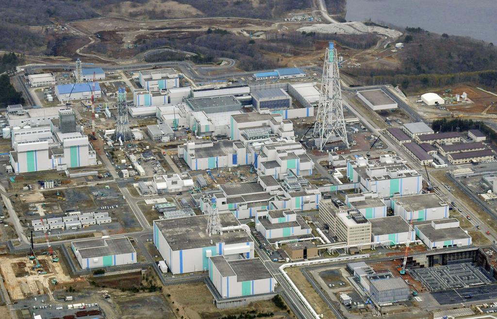 日本原燃の使用済み燃料再処理工場=4月、青森県六ケ所村