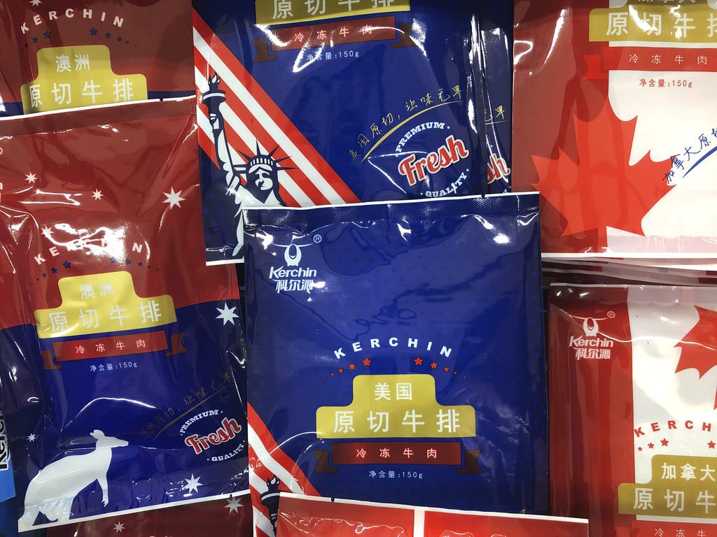 2019年5月、北京のスーパーに並ぶオーストラリアなどからの冷凍牛肉。中国は今年5月、豪州からの食肉の輸入を一部停止した