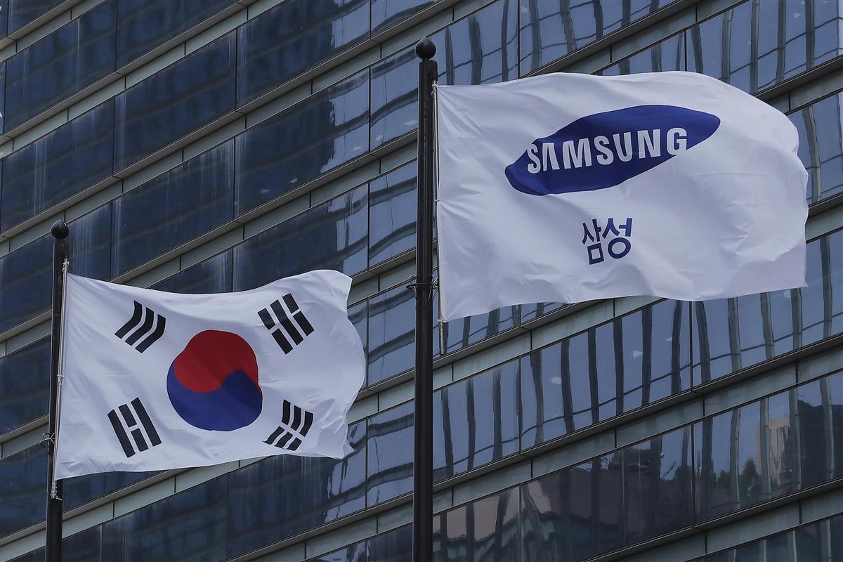 韓国の国旗とサムスンの社旗(AP)