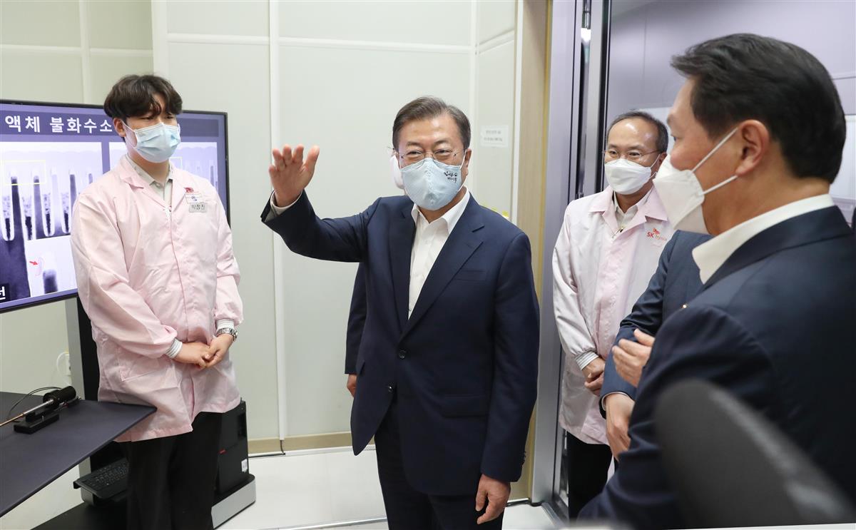 9日、韓国京畿道利川にある半導体大手、SKハイニックスの施設を視察する文在寅大統領(中央)ら(聯合=共同)