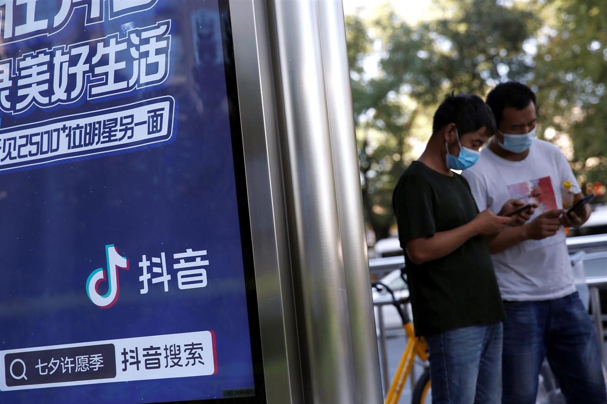 ティックトックの広告が出された北京市内のバス停。中国のIT大手は利用者に関する膨大なデータを収集している(ロイター)