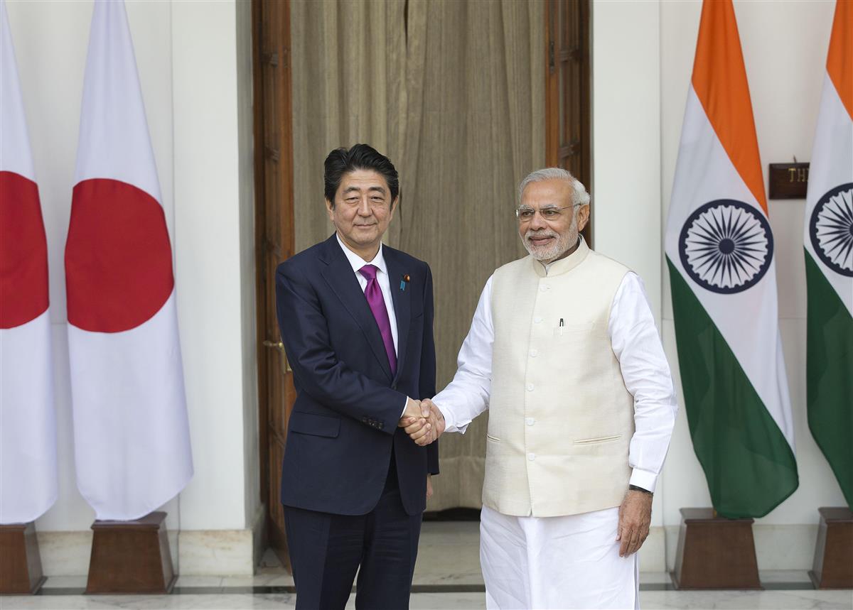 インドのモディ首相(右)と安倍元首相(AP)