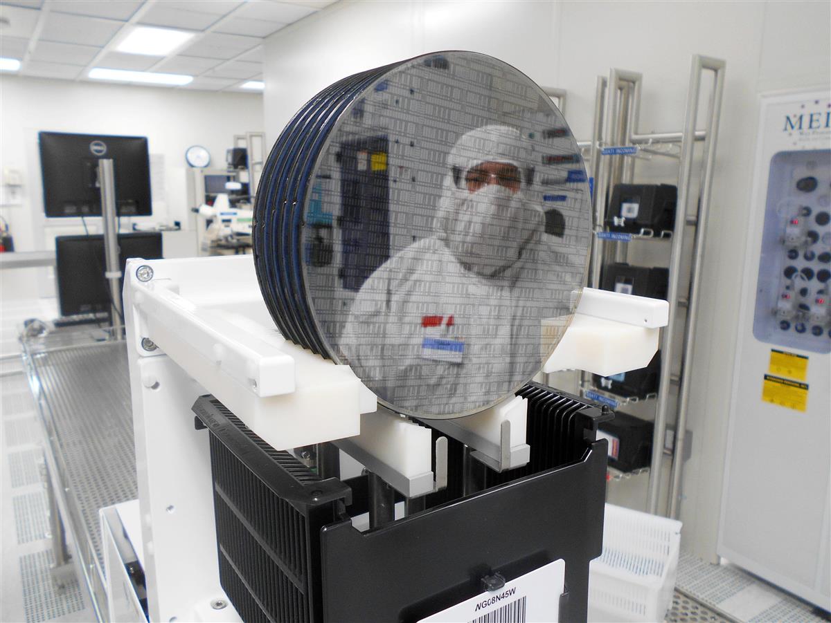米アリゾナ州にある半導体工場の内部。米議会は国内に半導体工場を誘致する振興策を検討している(ロイター)
