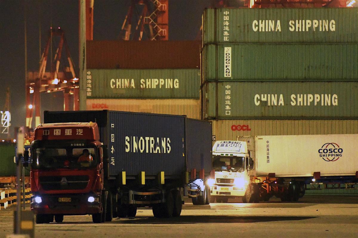 中国・山東省の港に積まれたコンテナ。中国の輸出管理の強化には日本企業を揺さぶる狙いもある(AP)