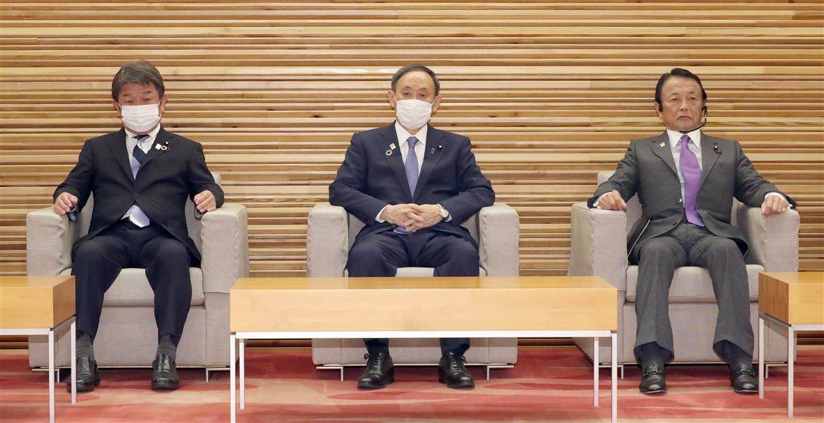 閣議に臨む(左から)茂木敏充外務相、菅義偉首相、麻生太郎副総理兼財務相=21日午前、首相官邸(春名中撮影)