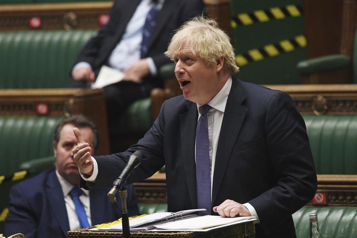 6日、英議会で新型コロナウイルス感染拡大の状況について説明するジョンソン首相(AP)