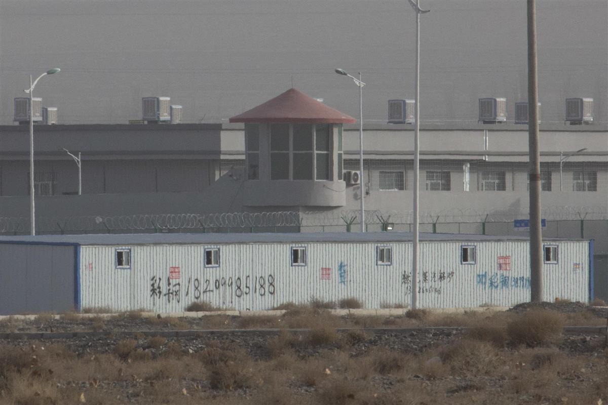 中国新疆ウイグル自治区にある工業団地の一角に設けられた警備塔。少数民族ウイグル族らへの強制労働が疑われ、米政府が関連する輸入品の排除を本格化させている(AP)