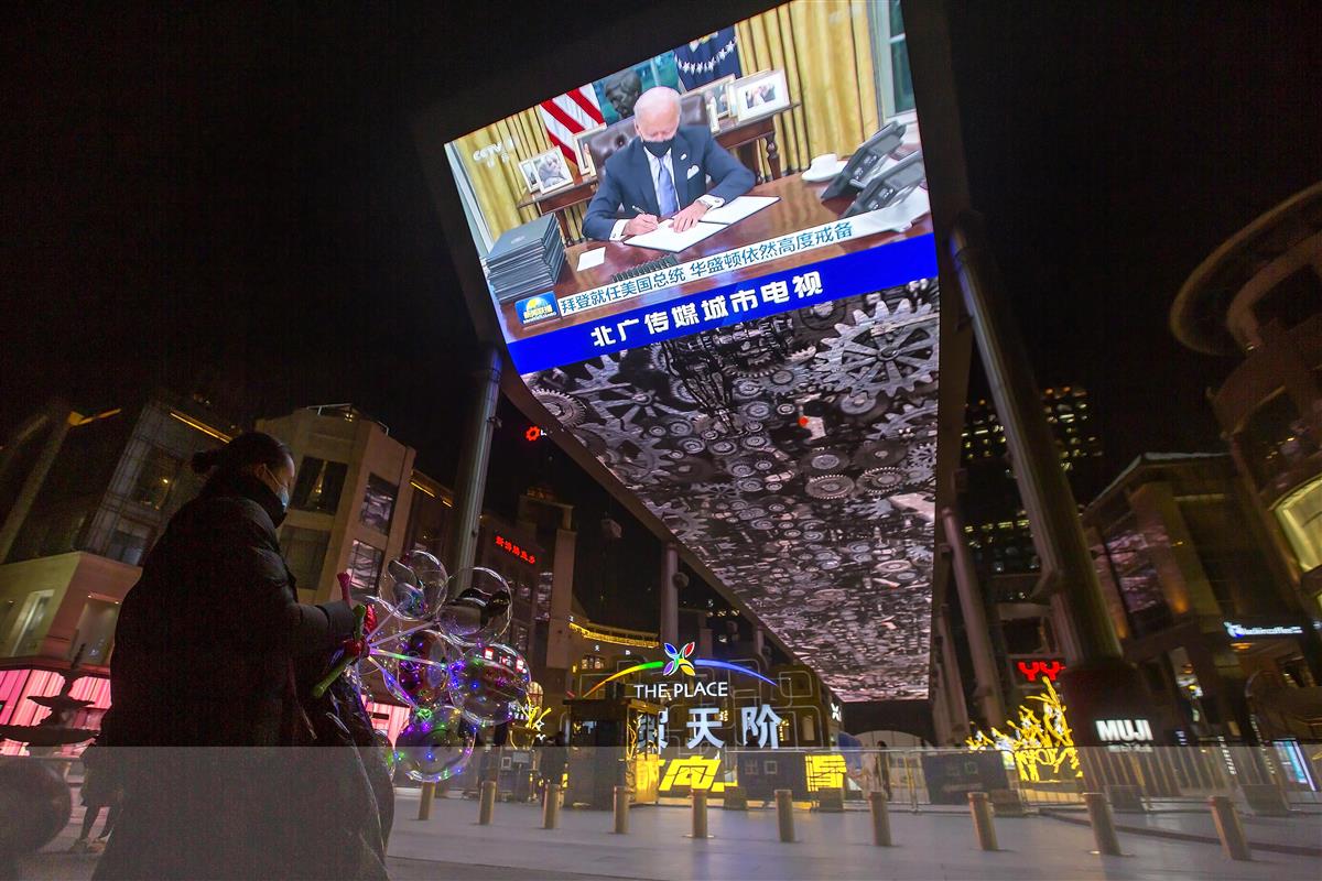 バイデン米大統領の就任式の様子を映し出す北京のショッピングモールの大型画面。バイデン氏就任後も米中分断が続きそうだ(AP)