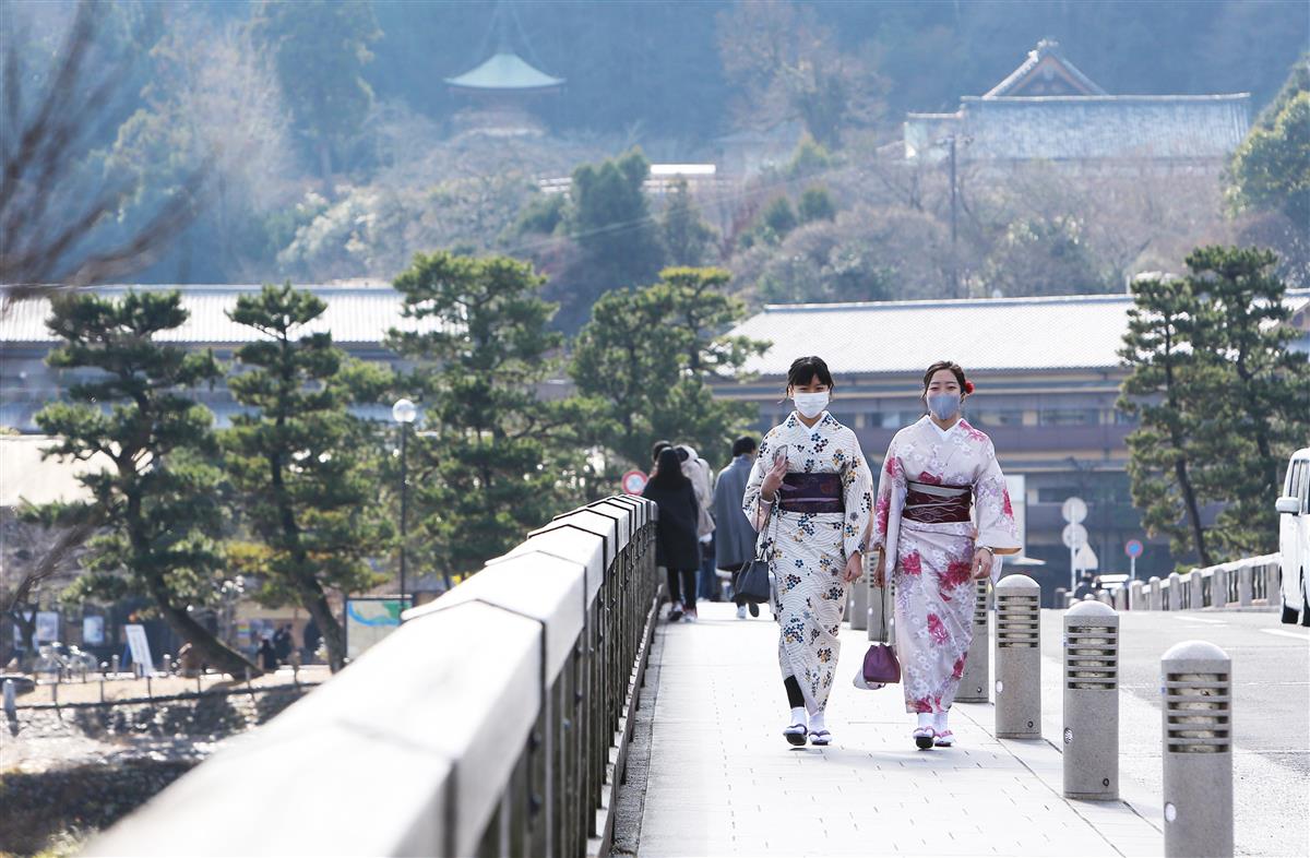 Go Toトラベル停止中の京都市内。観光地・嵐山を歩く人の姿もまばら=昨年12月28日