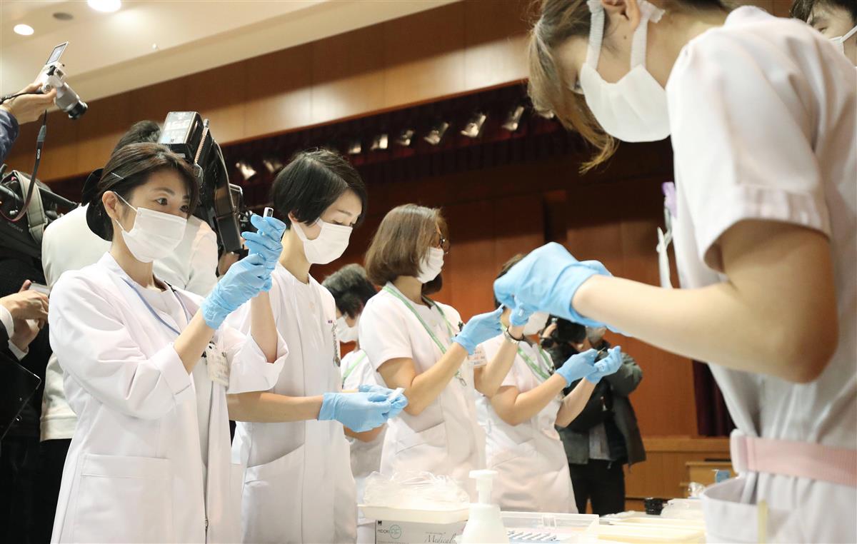 医療従事者への新型コロナウイルスワクチンの先行接種が全国で始まっている＝２月、大阪市中央区の大阪医療センター（鳥越瑞絵撮影）