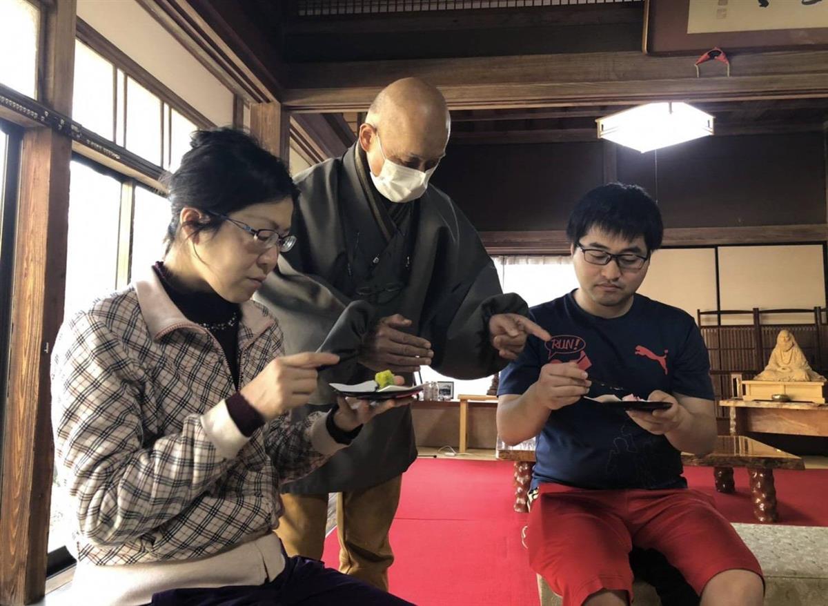 千葉県市原市の旅と「お手伝い」を兼ねた企画に参加し、寺で地域の文化を体験する人たち=令和3年3月(同市提供)