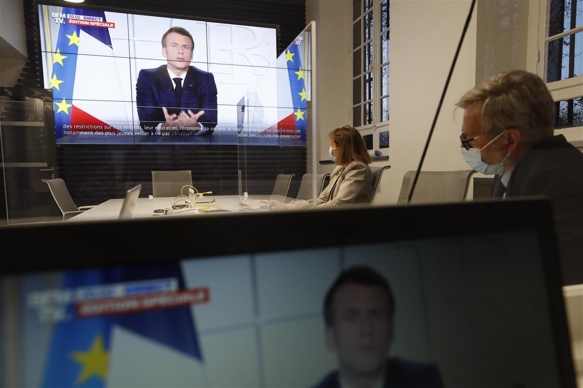 3月31日のテレビ演説で、4月3日から都市封鎖を全国に広げると発表したマクロン仏大統領(AP)