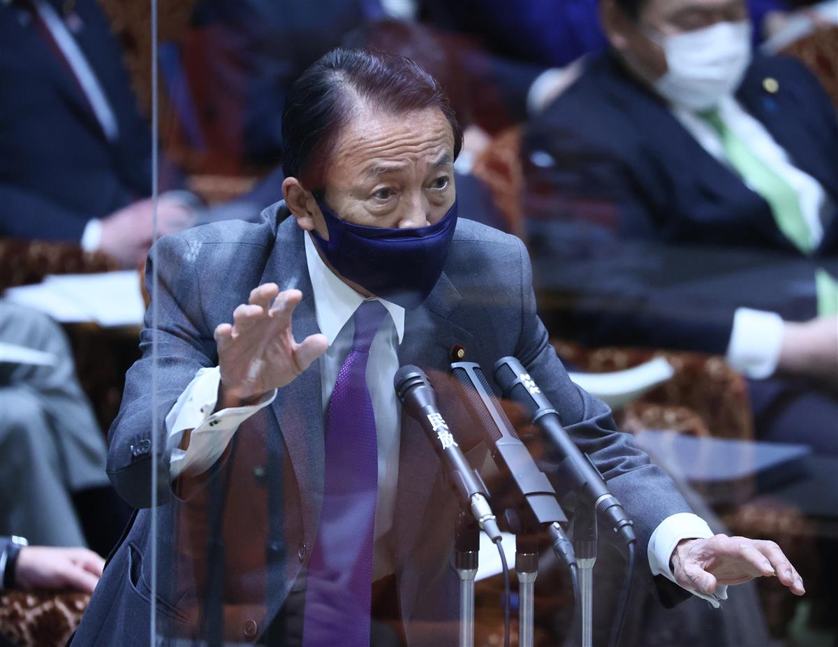参院予算委員会で答弁する麻生太郎財務相=3月26日、参院第1委員会室(春名中撮影)