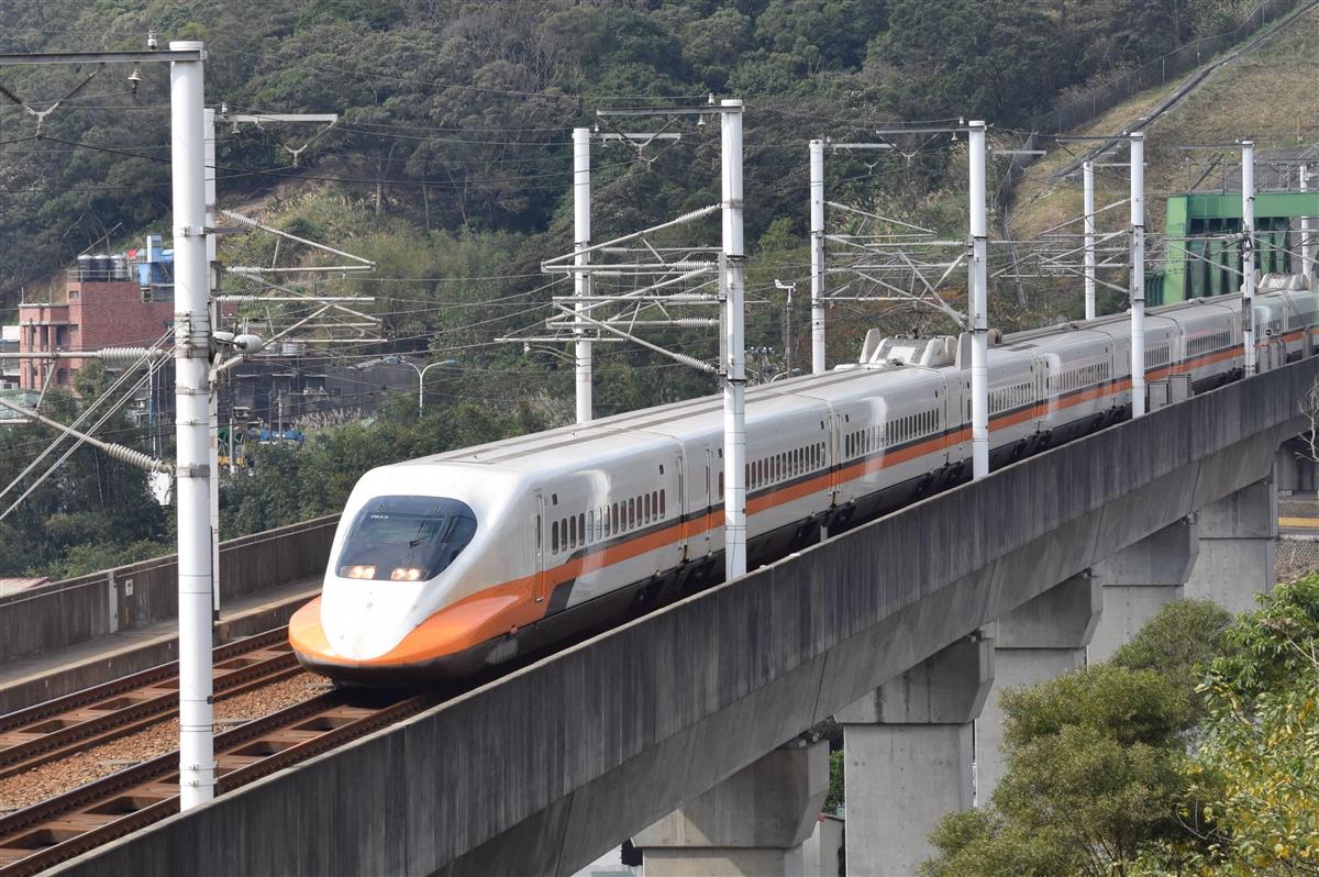 台湾北部・桃園市内の高架を走る台湾高速鉄道の車両=2015年1月(田中靖人撮影)