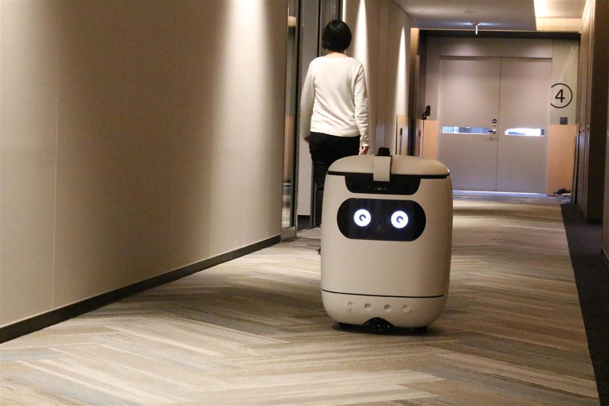 商品を自動配送するロボット「RICE」は障害物や歩行者を感知して避けたり止まったりできる=20日、東京都港区(林修太郎撮影)