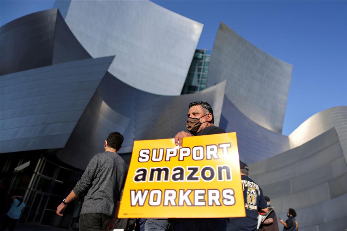 米アマゾン・コムの労組結成の支持者=3月22日、ロサンゼルス(ロイター)