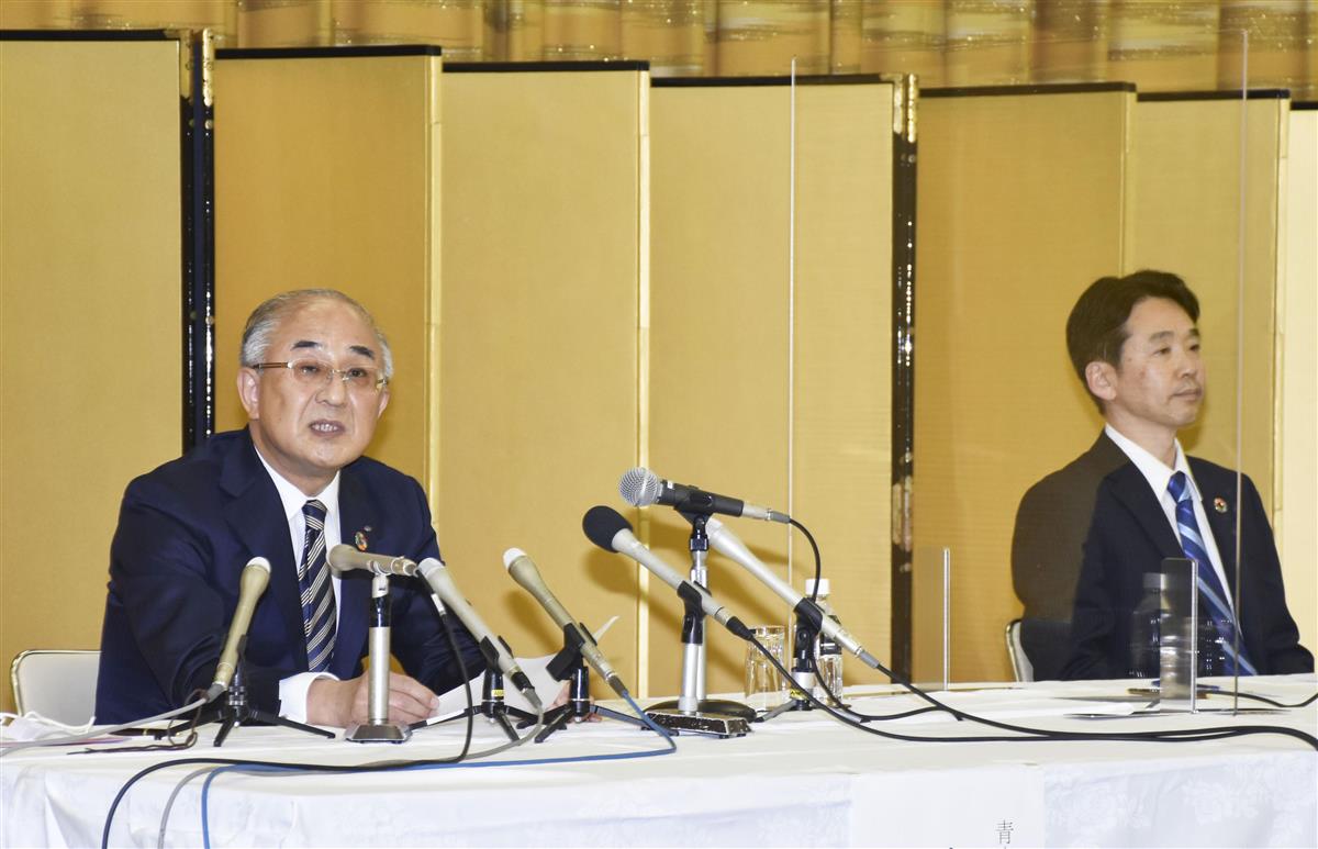 経営統合について共同記者会見する青森銀行の成田晋頭取(左)とみちのく銀行の藤沢貴之頭取=14日午後、青森市