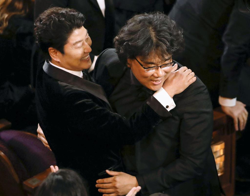 第92回米アカデミー賞で作品賞を受賞し、喜び合う「パラサイト」のポン・ジュノ監督(右)と俳優ソン・ガンホさん=9日、米ハリウッド(ロイター)