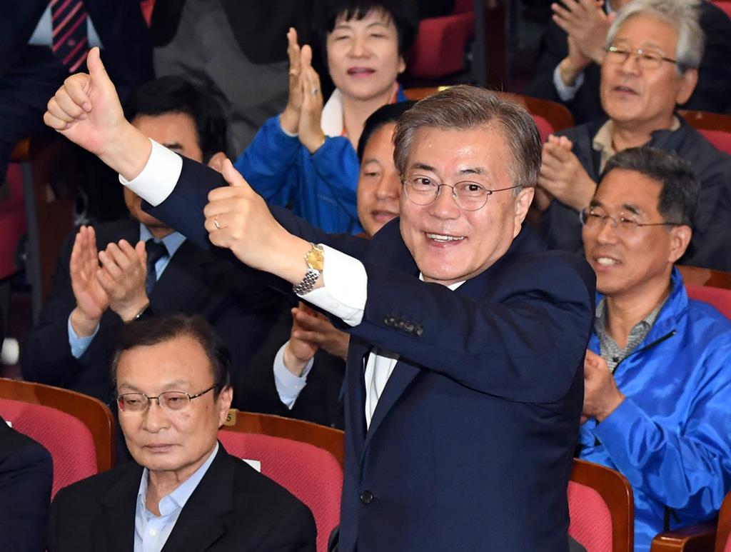大統領選で優勢が伝えられ、勝利のポーズを取る、左派系「共に民主党」の文在寅氏＝２０１７年５月９日、韓国・ソウル