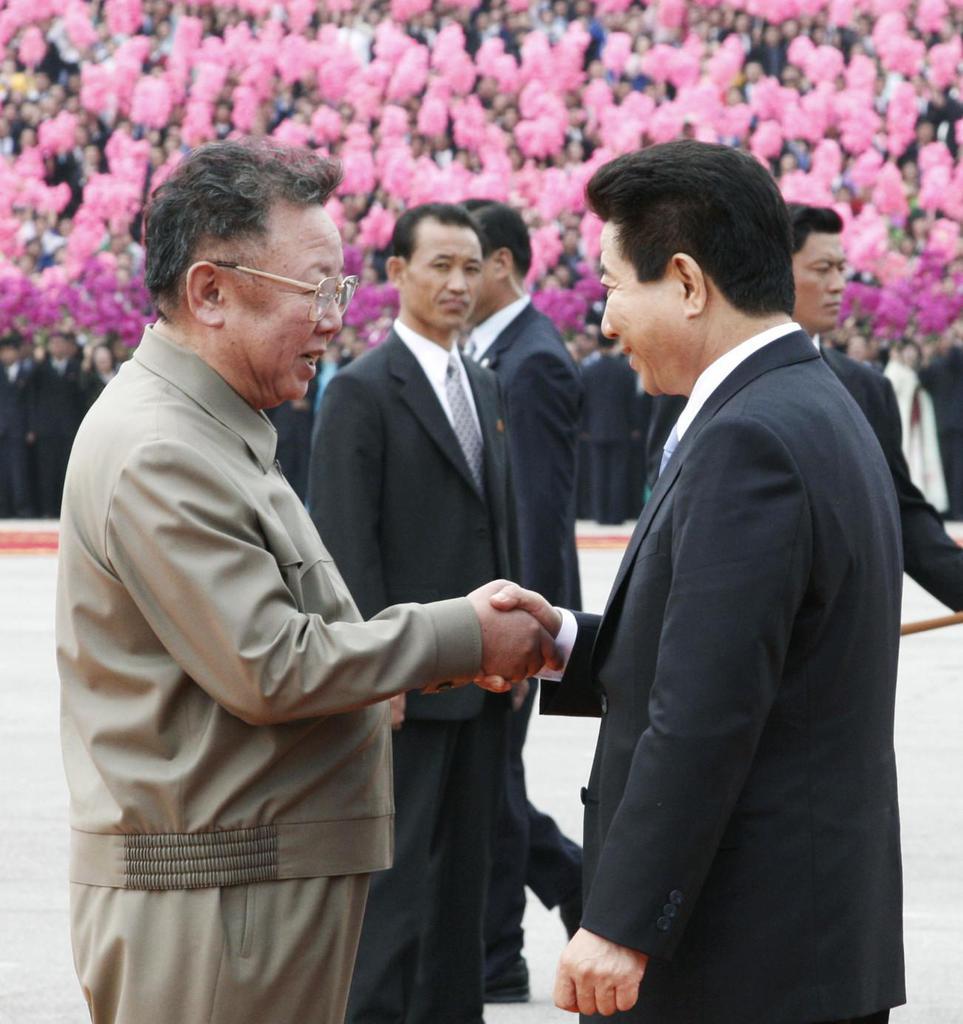 韓国大統領が訪朝 韓国の盧武鉉大統領(右)と握手を交わす北朝鮮の金正日総書記=2007年10月、平壌市内(韓国取材団・共同)